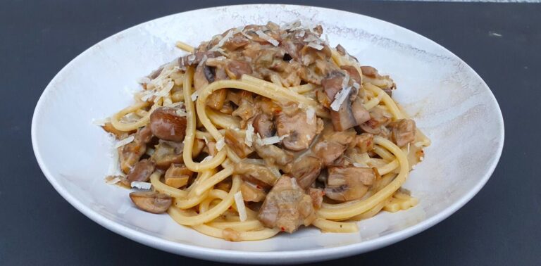 Spaghettis aux bolets et champignons de Paris : une recette traditionnelle française en hausse.