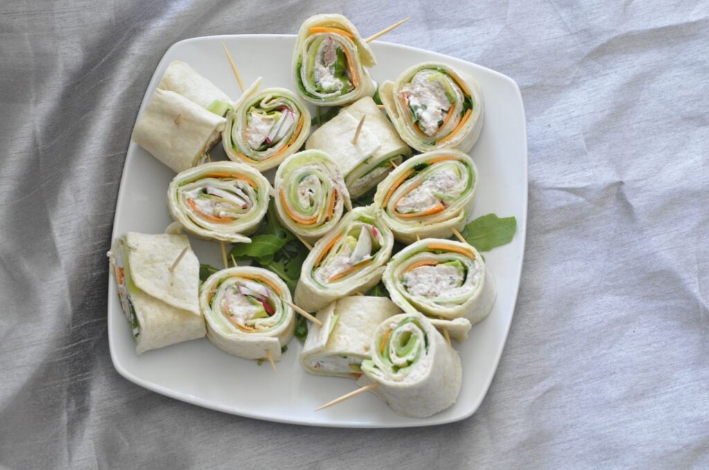 Roulés de wrap aux crudités : une option alimentaire prisée dans les cantines scolaires.