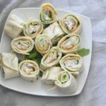 Roulés de wrap aux crudités : une option alimentaire prisée dans les cantines scolaires.