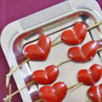 Mini brochettes de tomates en cœur : une recette simple pour un apéritif réussi.