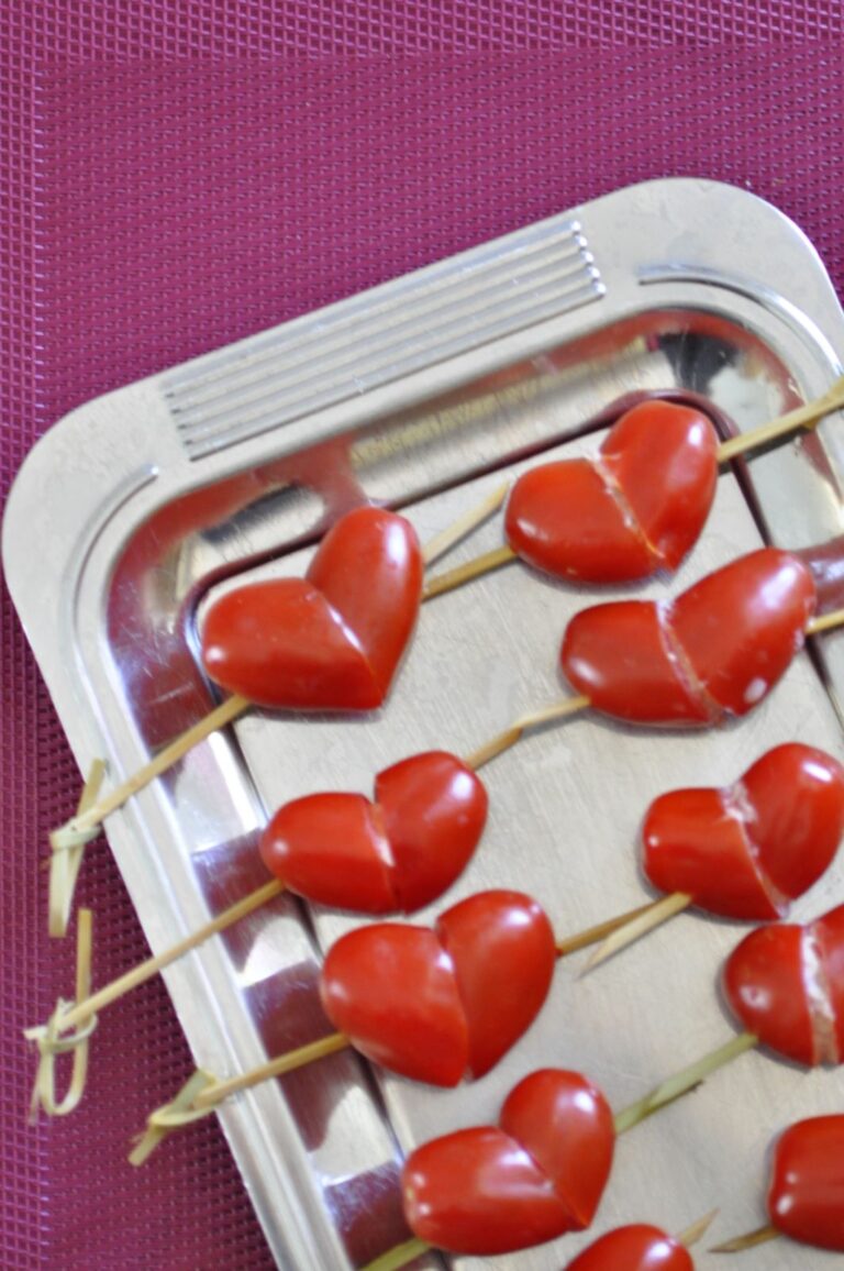 Mini brochettes de tomates en cœur : une recette simple pour un apéritif réussi.