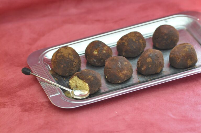 Boules de tiramisu au chocolat : une recette accessible avec le Thermomix en cuisine.