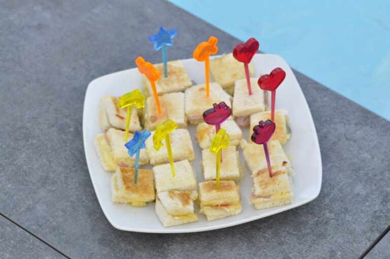 Mini croques-monsieur : recettes franc-comtoises et chèvre-tomate pour l’apéritif.