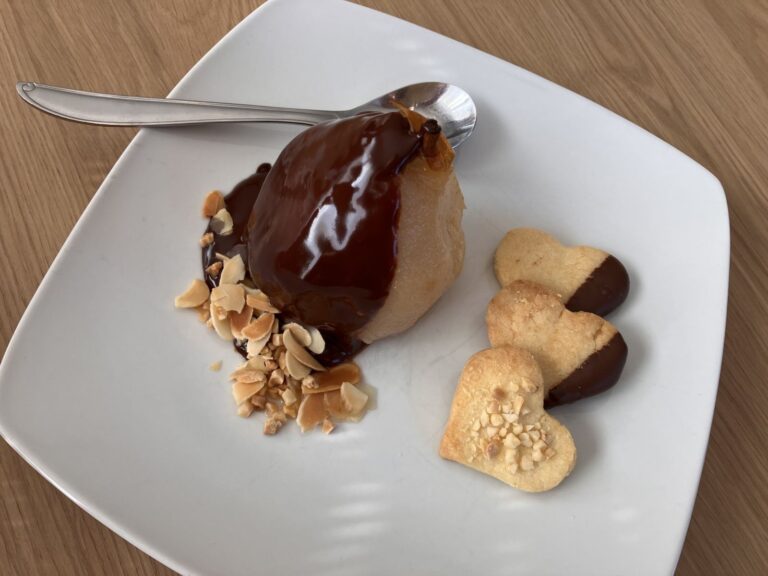 Poires pochées au chocolat : une recette française à réaliser avec ou sans Thermomix