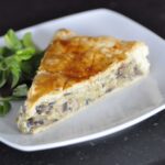 Tourte aux poireaux, champignons et comté : une recette française à découvrir.