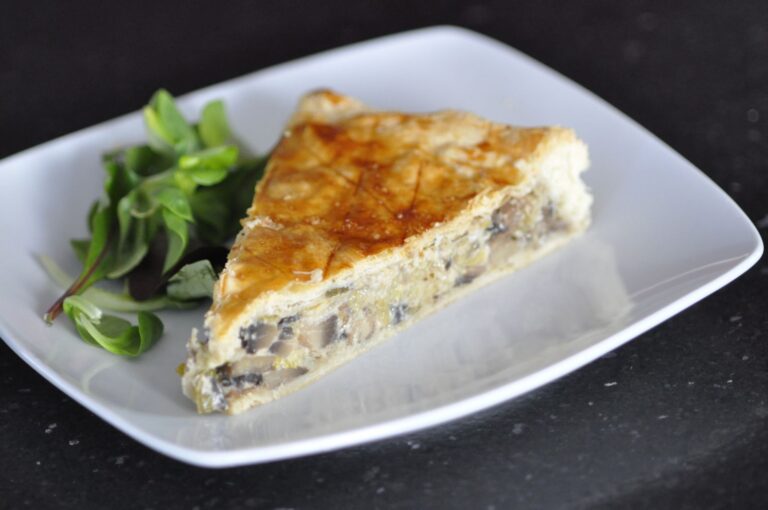 Tourte aux poireaux, champignons et comté : une recette française à découvrir.