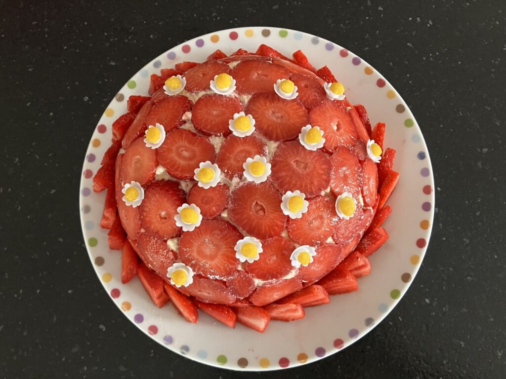 Tiramisu aux fraises : une nouvelle recette fait débat parmi les chefs pâtissiers en Italie.