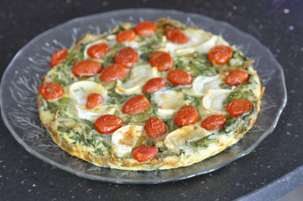 Quiche sans pâte aux épinards, tomates et chèvre : une recette simple à réaliser.