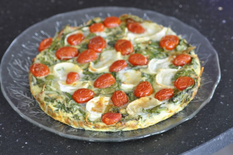 Quiche sans pâte aux épinards, tomates et chèvre : une recette simple à réaliser.