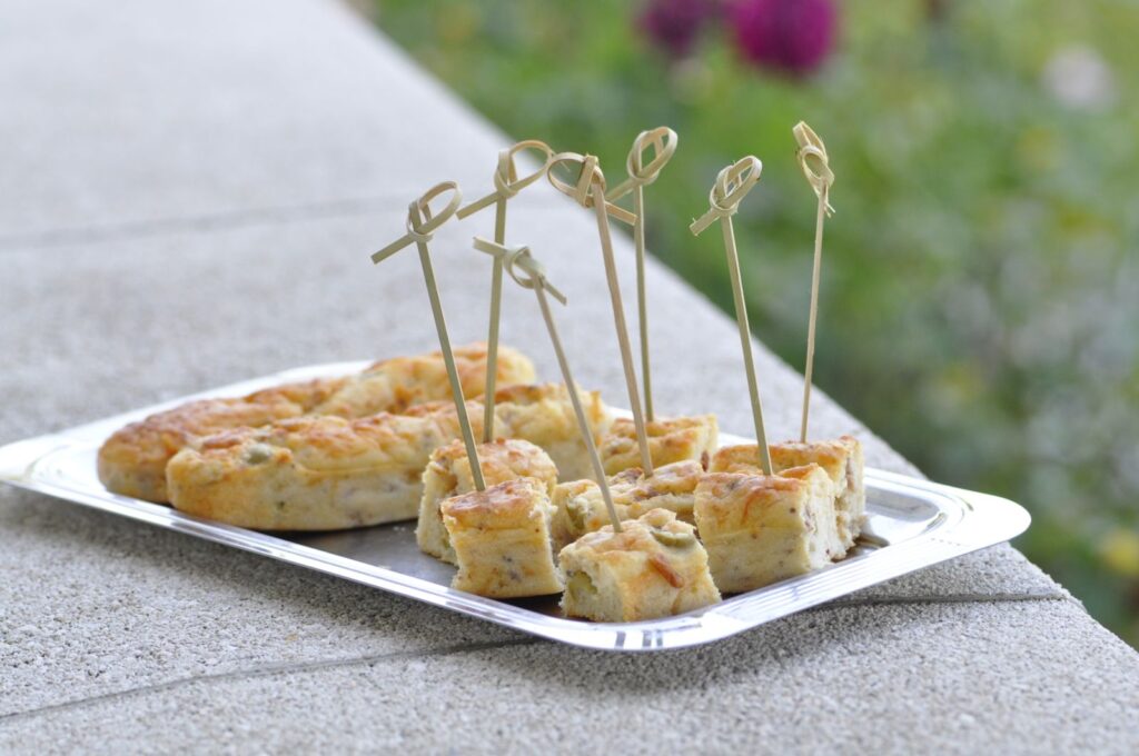 Mini cakes salés au thon, olives et tomates séchées : une recette simple et rapide.
