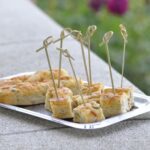 Mini cakes salés au thon, olives et tomates séchées : une recette simple et rapide.