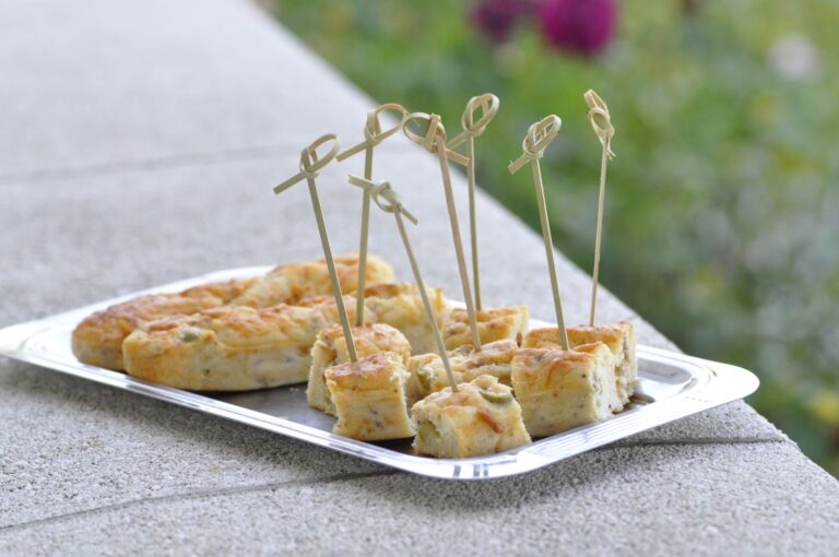 Mini cakes salés au thon, olives et tomates séchées : une recette simple et rapide.