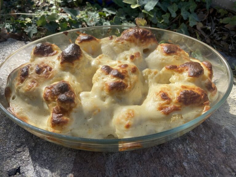 Gratin de chou-fleur aux œufs durs : une recette populaire dans les cantines scolaires françaises