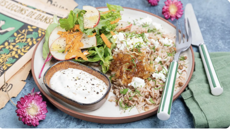 Mujaddara à la féta et salade de carotte et pomme : plat libanais traditionnel en pleine popularité.