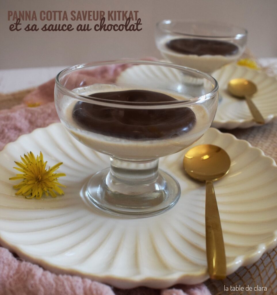 Panna cotta au KitKat accompagnée d’une sauce chocolat : une recette à découvrir.
