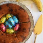 Couronne de Pâques à la banane et au chocolat : une tradition revisitée en pâtisserie artisanale