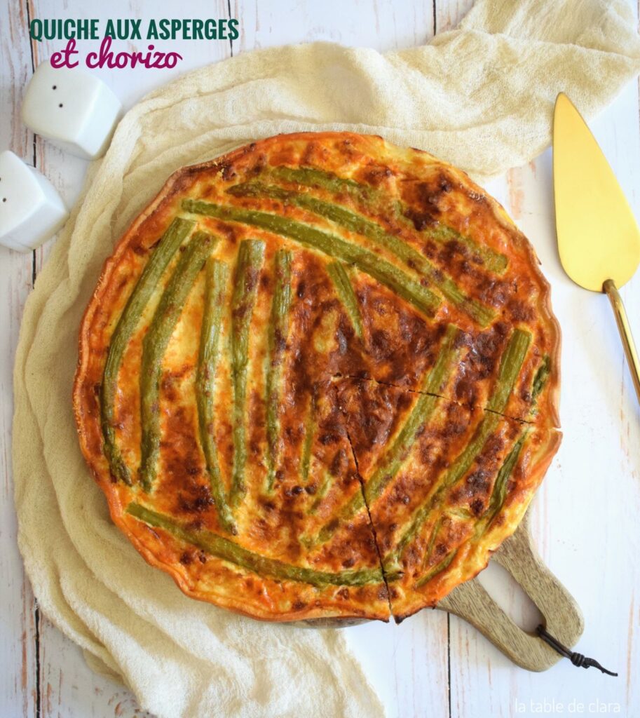 Quiche aux asperges et au chorizo : une recette appréciée dans les restaurants français.
