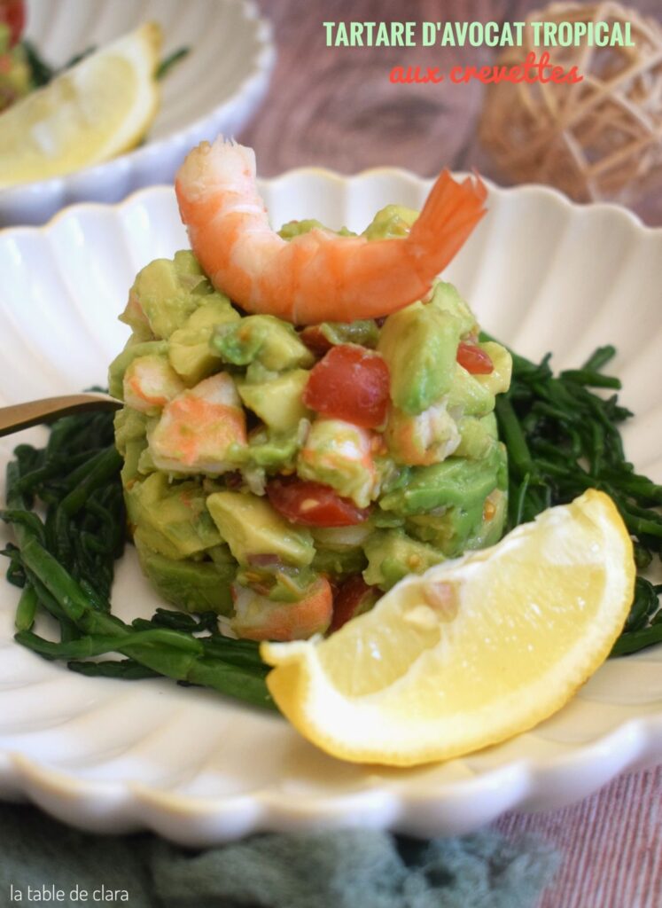 Tartare d’avocat tropical aux crevettes : une recette populaire dans les restaurants de bord de mer.