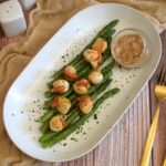 Asperges rôties aux Saint-Jacques accompagnées d&rsquo;une sauce aux échalotes en cuisine française