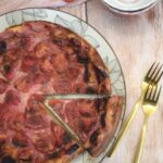 Clafoutis aux fraises préparé avec du lait d&rsquo;avoine : une alternative végétale en cuisine.