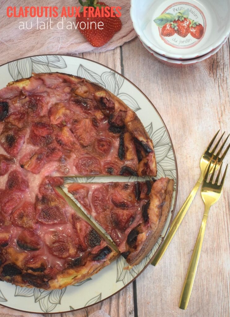 Clafoutis aux fraises préparé avec du lait d’avoine : une alternative végétale en cuisine.