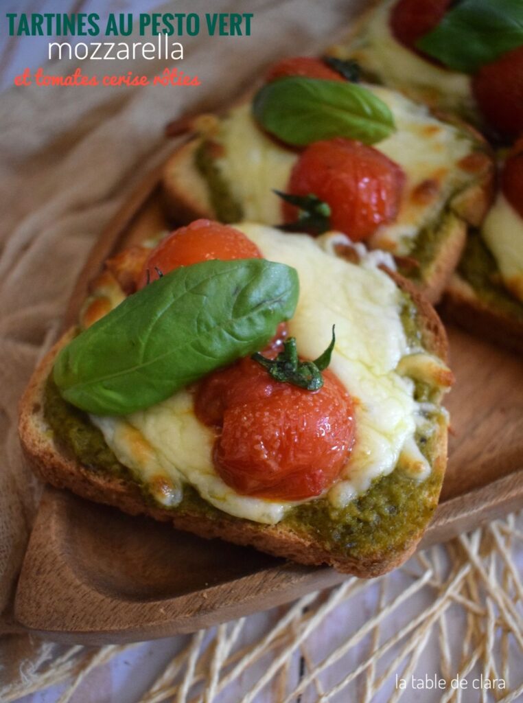 Tartines au pesto, mozzarella et tomates cerise rôties : une recette italienne simple et savoureuse.