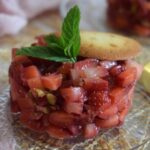 Tartare de fraises aux pistaches : une recette populaire dans la gastronomie française.