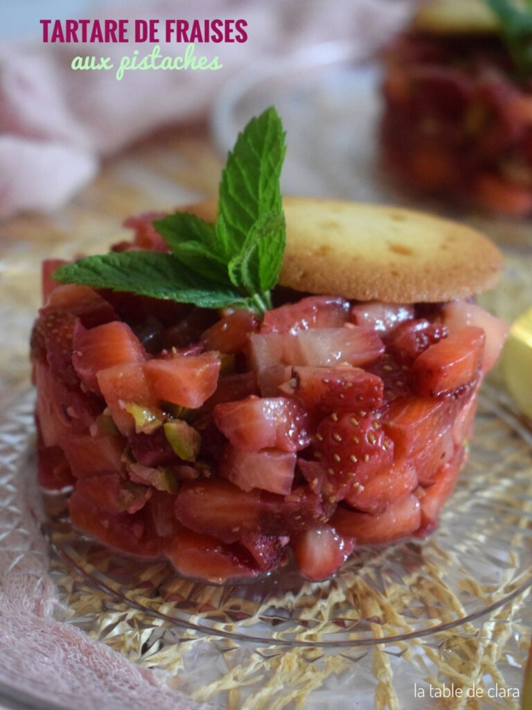 Tartare de fraises aux pistaches : une recette populaire dans la gastronomie française.
