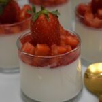 Panna cotta au lait d&rsquo;amande et fraises : une recette sans lactose en plein essor.