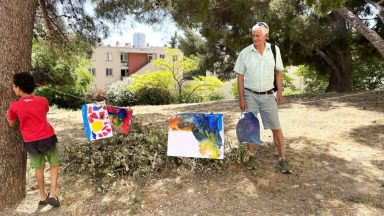 Les enfants expriment leur désir de création dans les activités artistiques en milieu scolaire.