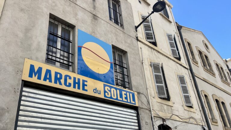 Procès au Marché du Soleil : trois policiers et une famille accusés de corruption.