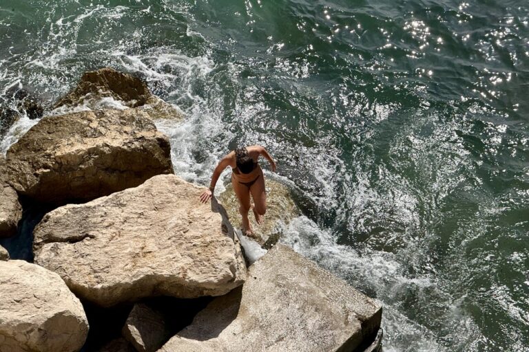 Températures maritimes à Marseille ne dépassent pas 18°C : causes identifiées.