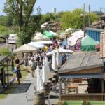 Marché de producteurs à Saint-Vivien-de-Médoc : le Petit Port attire les visiteurs.