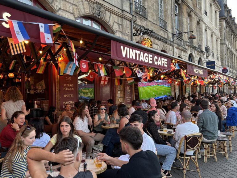 Coupe du monde de football : Bordeaux mobilise bars et services pour accueillir les matchs