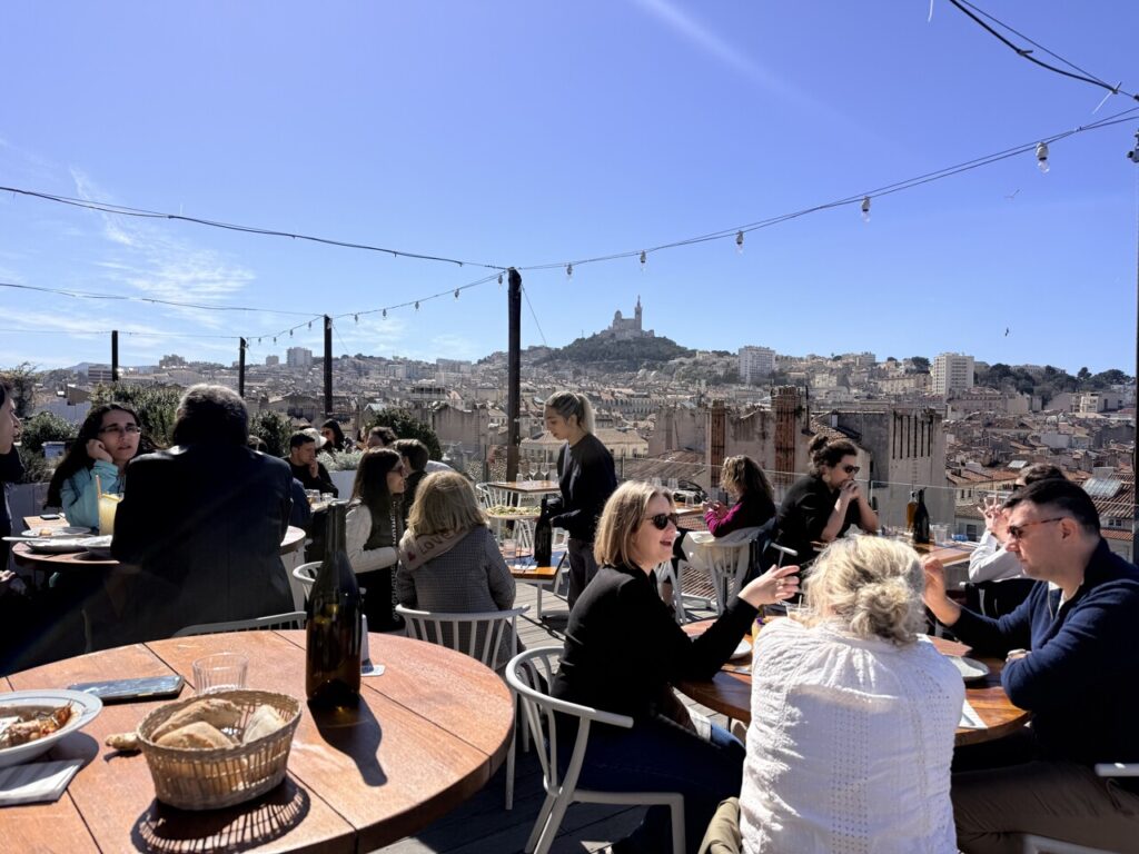 Rooftops de Marseille : sélection des meilleurs lieux avec vue sur le Vieux-Port et Notre-Dame-de-la-Garde