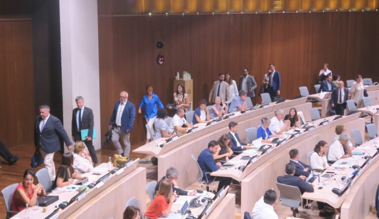 Incident au conseil municipal après une accusation d’antisémitisme d’un élu de la majorité