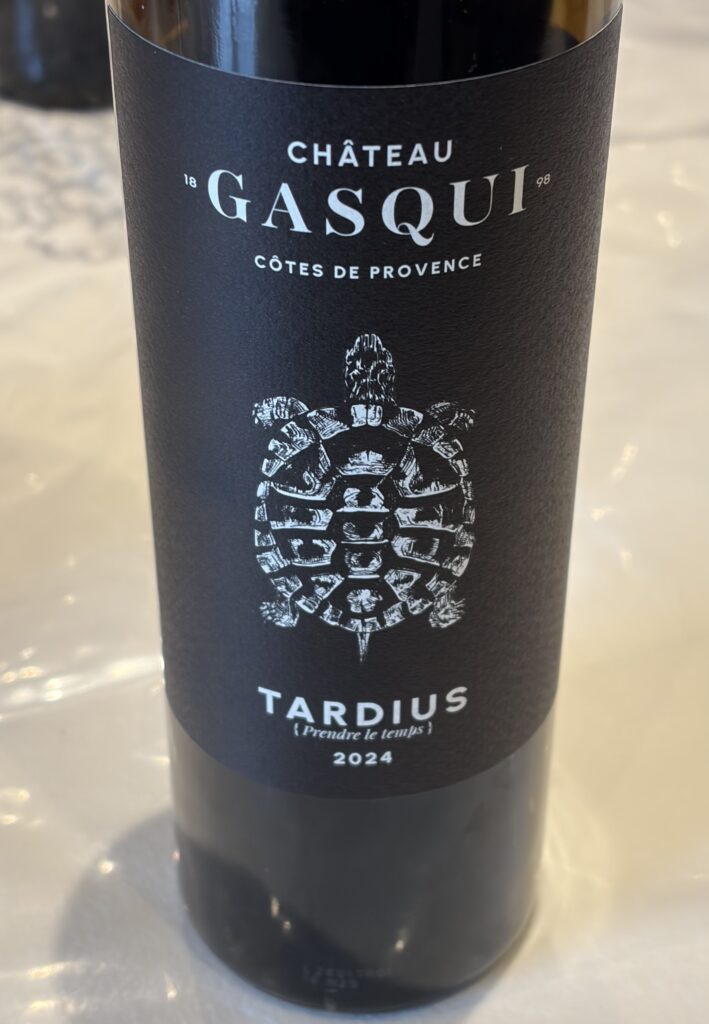 Château Gasqui présente une palette de vins provençaux à travers ses trois couleurs.