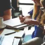 Diplômés de grandes écoles en France peinent à trouver un emploi rapidement.