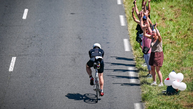 Ironman annulé à Nice : un cycliste de 42 ans décède après collision avec une moto.