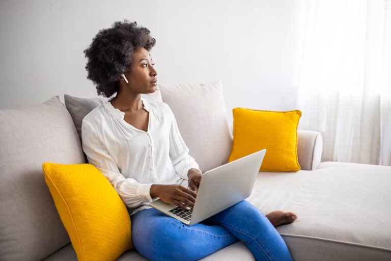 Des chercheurs révèlent que les dirigeants opposés au télétravail présentent un narcissisme élevé.