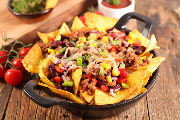 Recette de nachos au reblochon : un plat populaire dans les soirées en France.