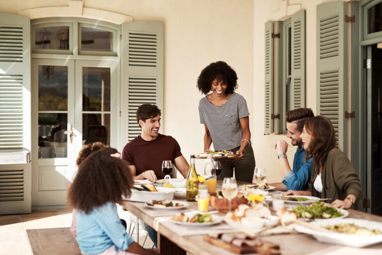 Prendre les repas en famille contribue à améliorer les habitudes alimentaires des enfants.