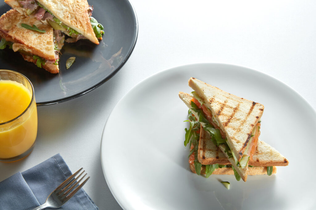 Recette de club-sandwich printanier au fromage et à la truite pour un repas équilibré.