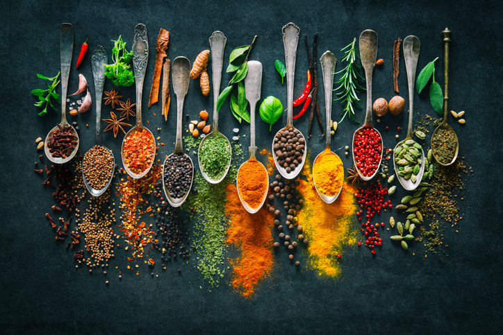 Trois épices et aromates pour découvrir les saveurs du monde depuis sa cuisine.