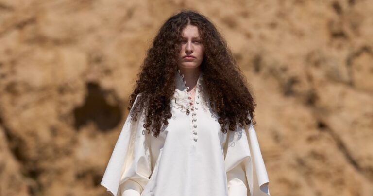 Athena Accorsi, fille de Laetitia Casta, clôt le défilé Jacquemus à Paris.