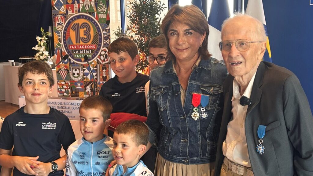 Jean-Pierre Carminati décoré par une institution pour ses contributions à la culture.