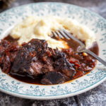 Joue de bœuf au miel : une recette traditionnelle française adoptée par les chefs étoilés.