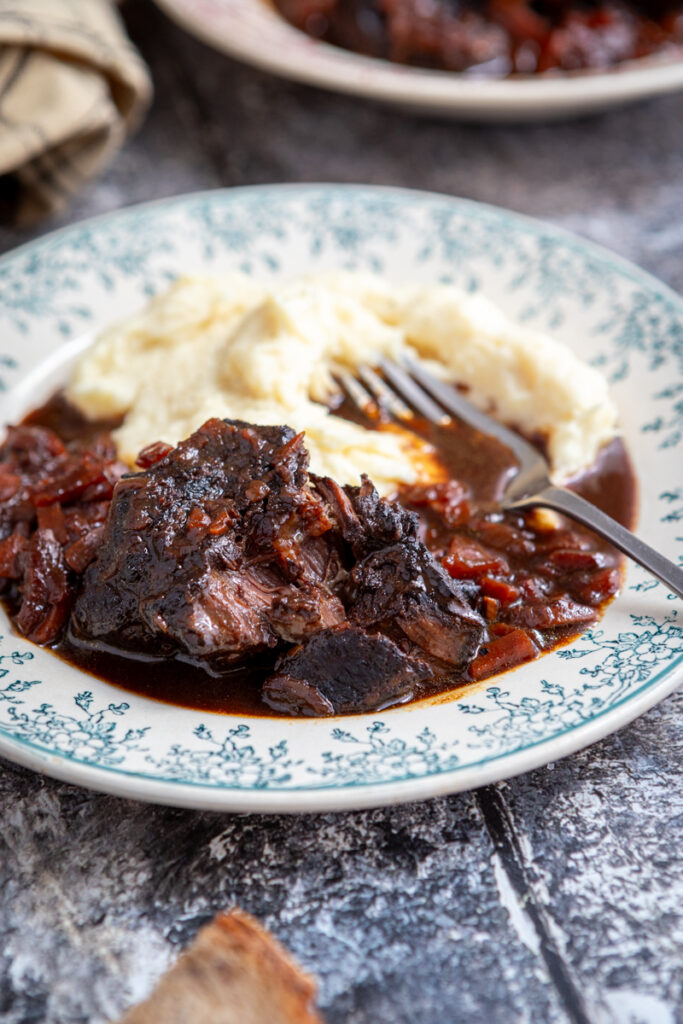 Joue de bœuf au miel : une recette traditionnelle française adoptée par les chefs étoilés.