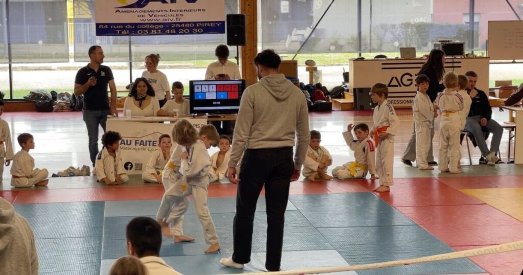 Tournoi amical de judo à Saône : 400 jeunes judokas du Dojo Franc-Comtois réunis.