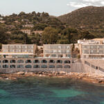 L’hôtel Les Roches au Lavandou allie patrimoine et modernité dans sa rénovation.
